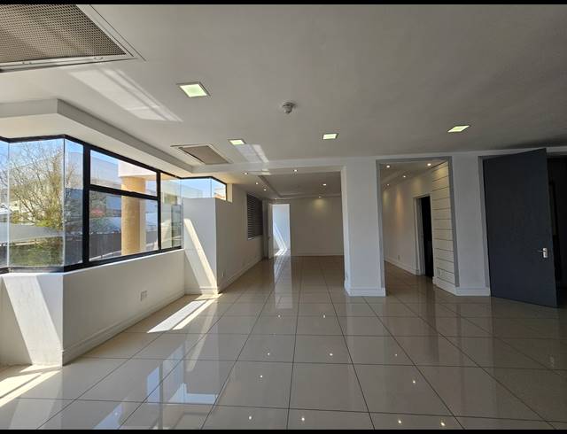 805M² SHOWROOM TO LET IN KRAMERVILLE